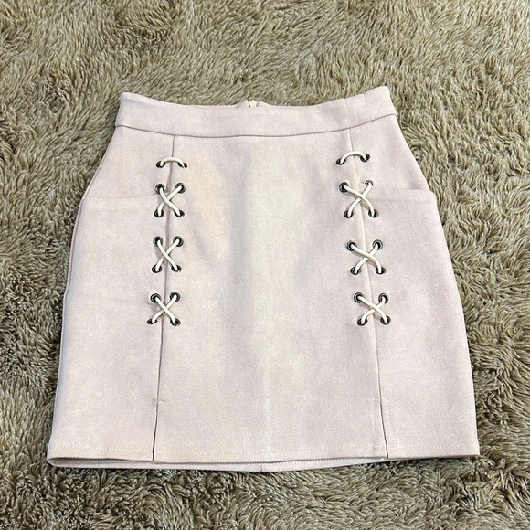 Chic Lace-Up Skirt in Soft Cream - Picture 2 of 9